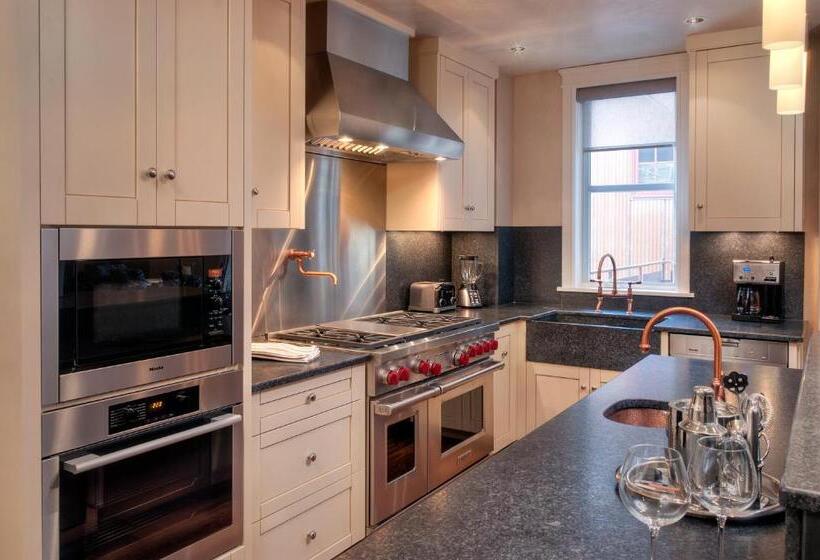 شقة غرفة واحدة, The Auberge Residences At Element 52