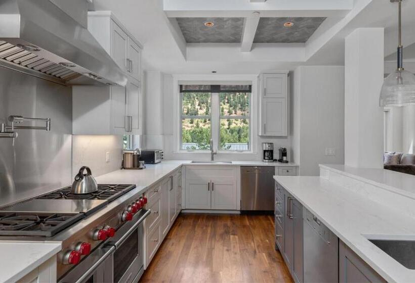 شقة غرفة واحدة, The Auberge Residences At Element 52