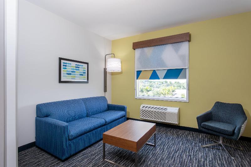 מיטת קינג בסוויטה, Holiday Inn Express & Suites   Miramar, An Ihg
