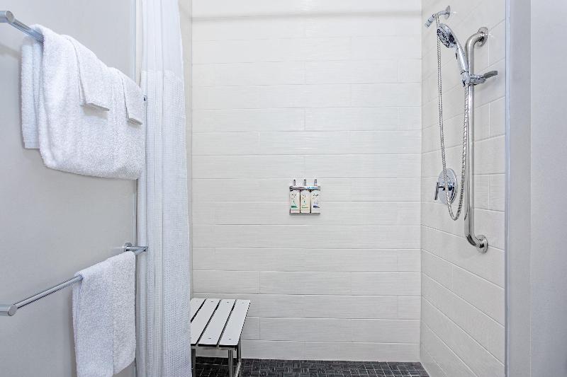 غرفة قياسية سرير كينج لذوى الإحتياجات الخاصة, Holiday Inn Express & Suites   Miramar, An Ihg