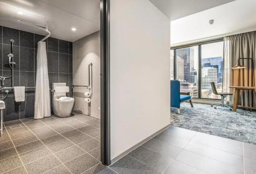 身障者適用クイーンサイズベッドルーム, Holiday Inn Express Melbourne Little Collins By Ihg