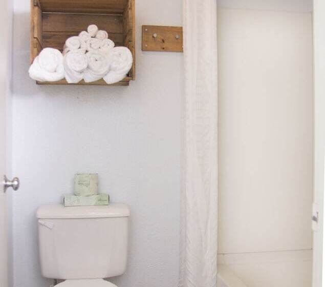 חדר סטנדרט, Adrift