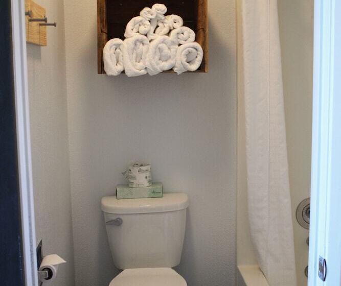 חדר סטנדרט, Adrift