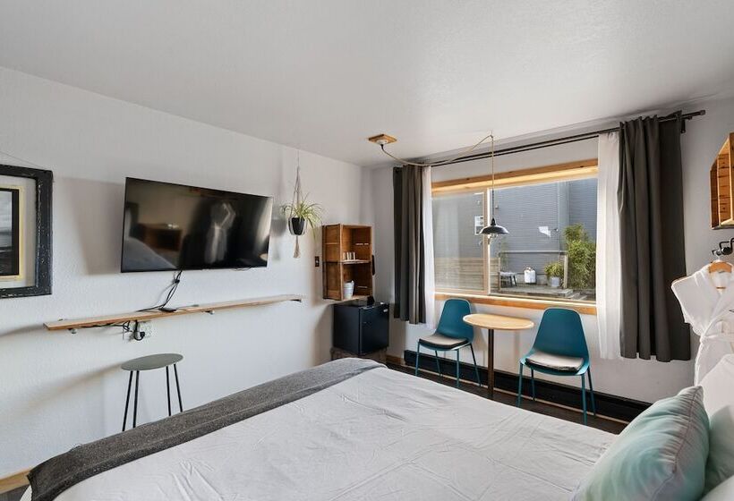 חדר סטנדרט, Adrift