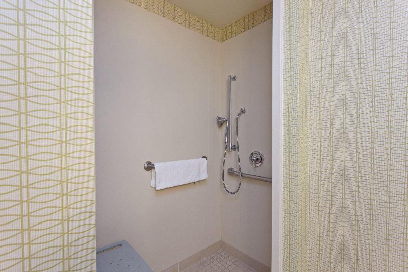 带大床的套房, Holiday Inn Express & Suites Tacoma Downtown, An Ihg