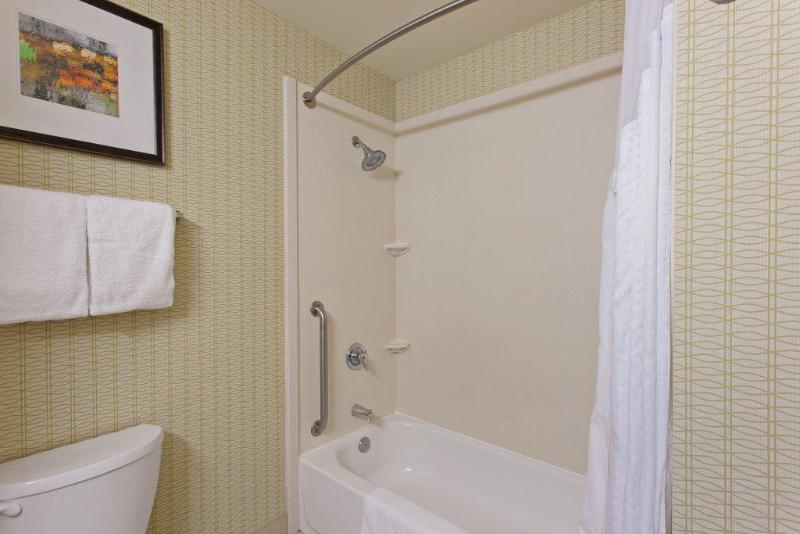 适合残疾人士使用的套间, Holiday Inn Express & Suites Tacoma Downtown, An Ihg