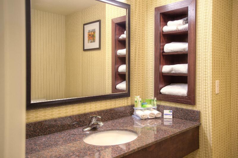 带大床的套房, Holiday Inn Express & Suites Tacoma Downtown, An Ihg