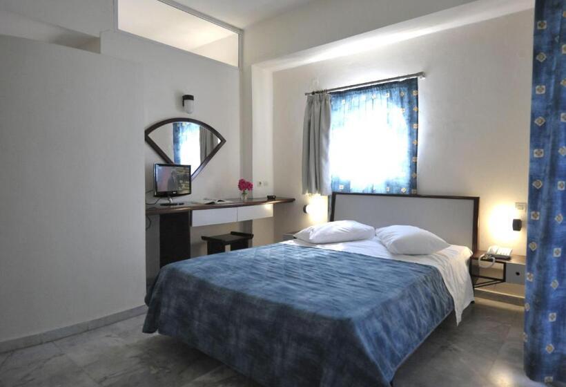 Трехместный Номер Стандарт Вид на Бассейн, Rodon