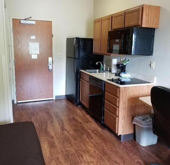 غرفة قياسية لذوى الاحتياجات الخاصة, Suburban Studios Morgantown