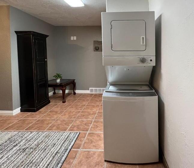 디럭스 트리플 룸, The Snuggle Inn