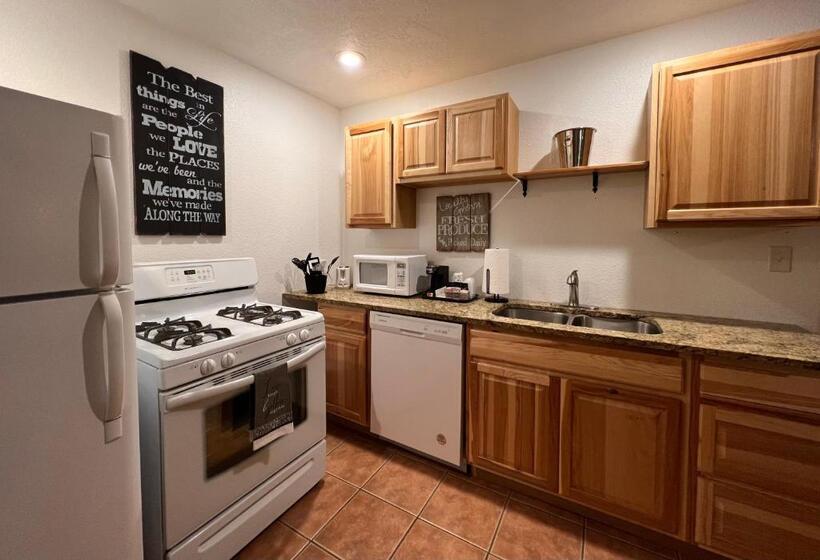 패밀리 스위트, The Snuggle Inn