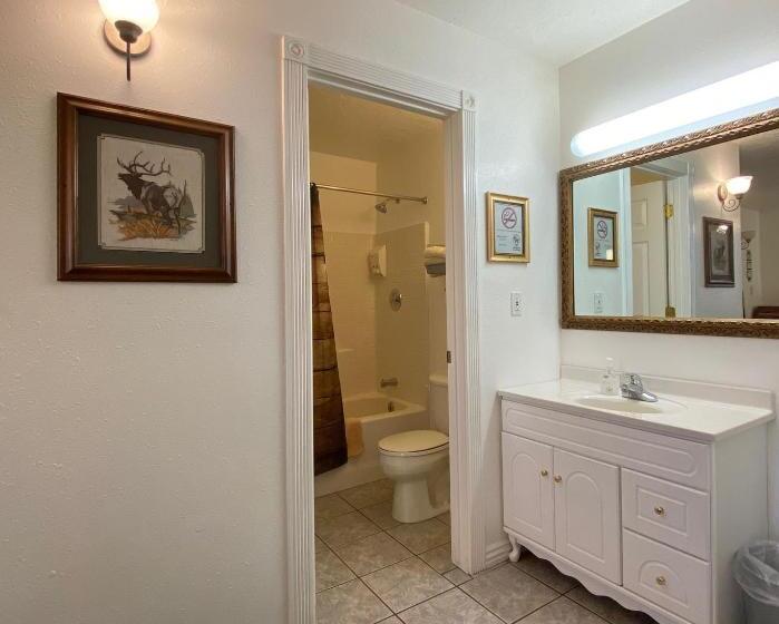 디럭스 룸, The Snuggle Inn