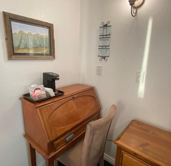 디럭스 룸, The Snuggle Inn