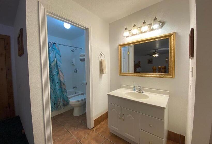 디럭스 룸, The Snuggle Inn