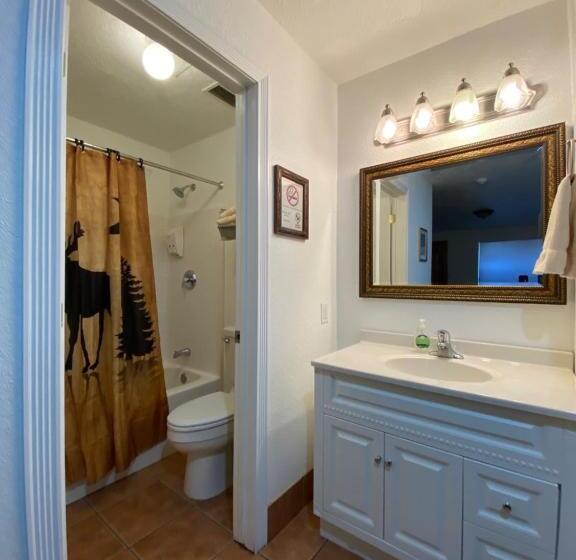 디럭스 룸, The Snuggle Inn