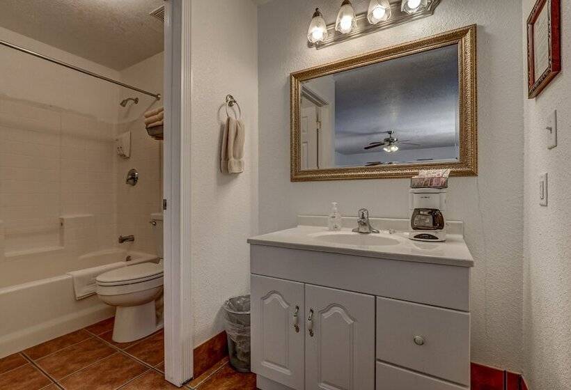 디럭스 룸, The Snuggle Inn