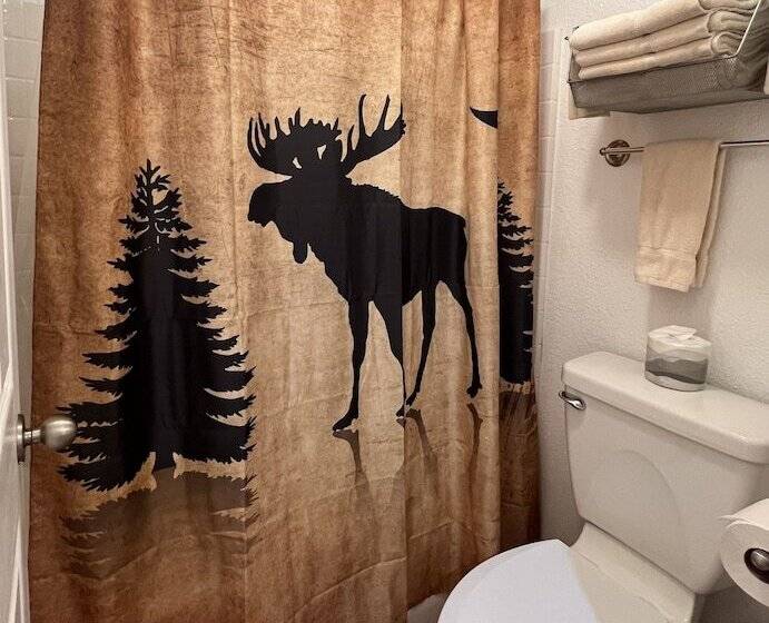 디럭스 룸, The Snuggle Inn