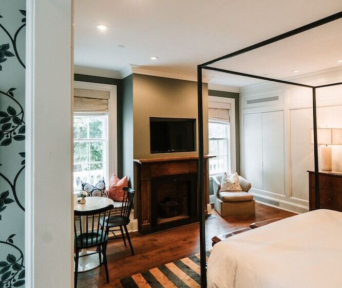 منزل غرفة نوم واحدة, Topping Rose House