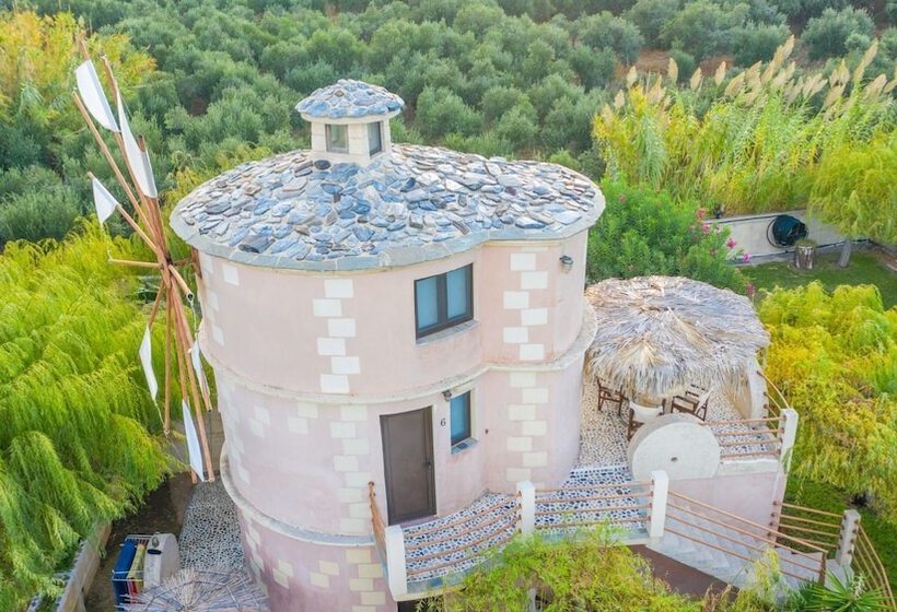 复式房间, Anemomili Village