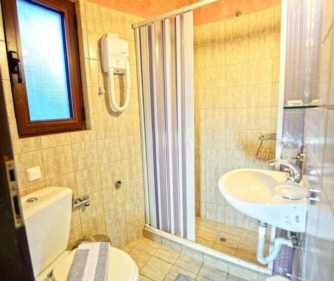 复式房间, Anemomili Village