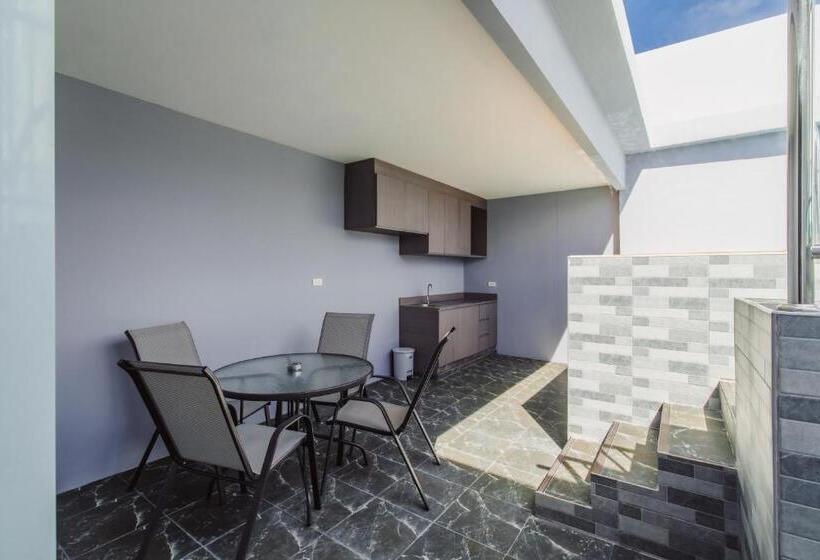 펜트하우스 스위트, Elite Suites Patong