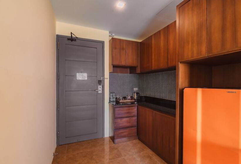 디럭스 스위트 킹 침대, Elite Suites Patong