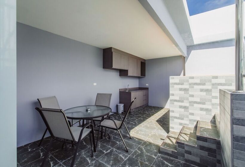 펜트하우스 스위트, Elite Suites Patong