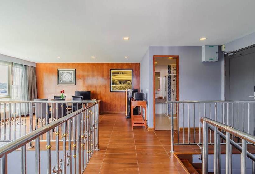 펜트하우스 스위트, Elite Suites Patong