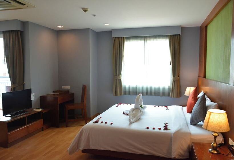 디럭스 스위트 킹 침대, Elite Suites Patong