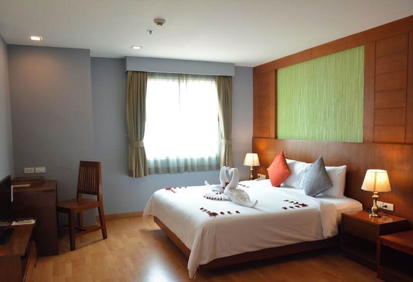 디럭스 스위트 킹 침대, Elite Suites Patong