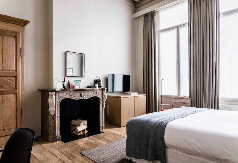 غرفة سوبيريور, Julien