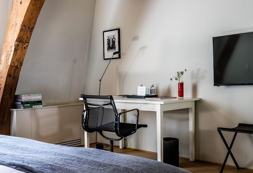 غرفة سوبيريور, Julien