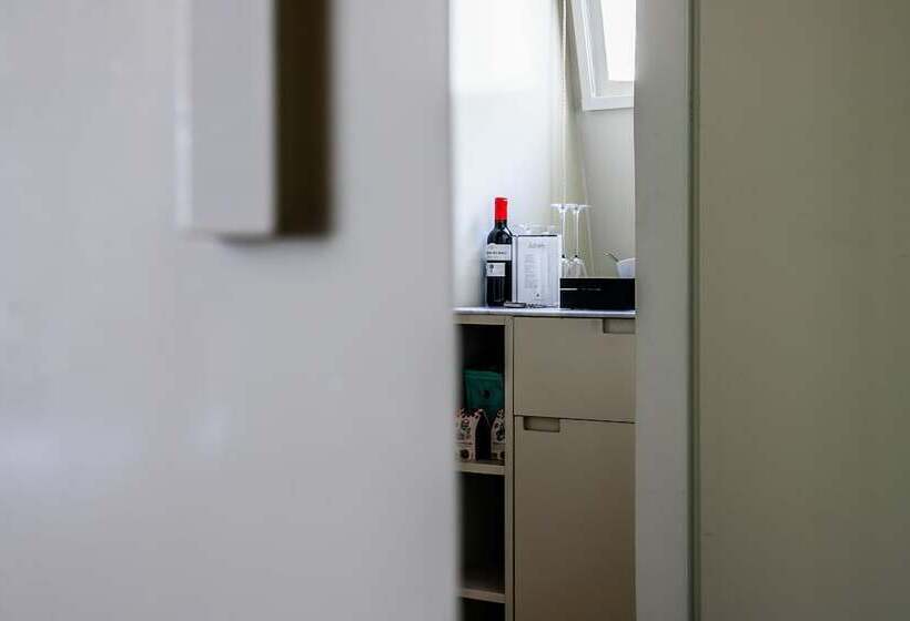 غرفة سوبيريور, Julien