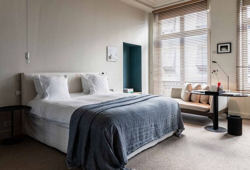 غرفة ديلوكس, Julien