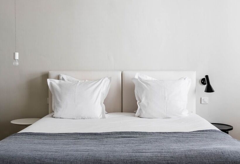 غرفة ديلوكس, Julien