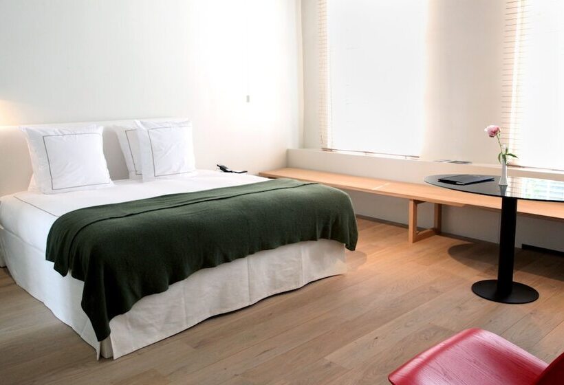 غرفة ديلوكس, Julien