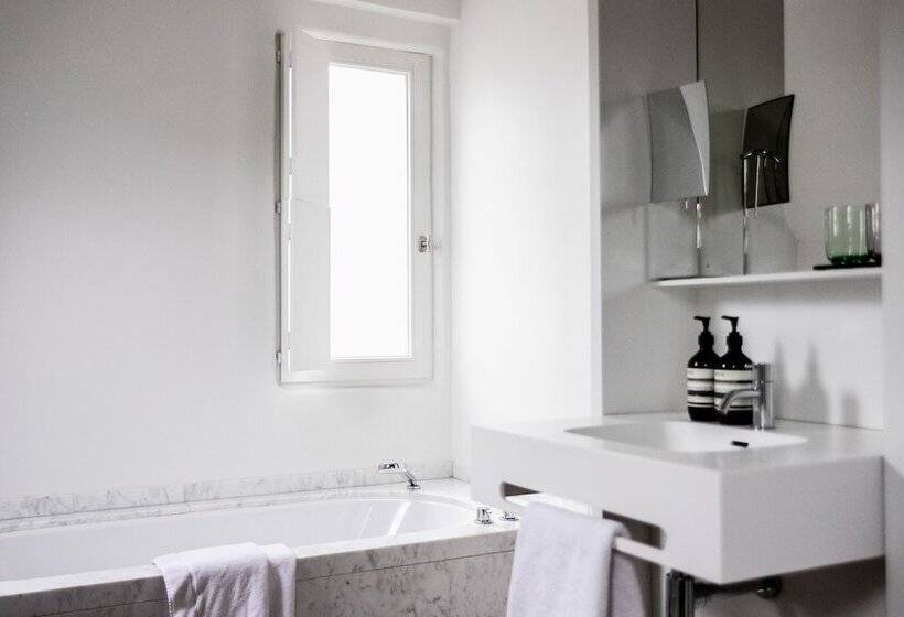 غرفة تنفيذية, Julien