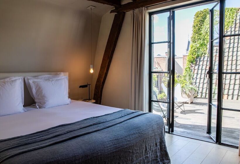 غرفة تنفيذية, Julien