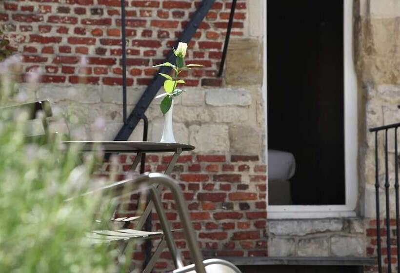 غرفة تنفيذية, Julien