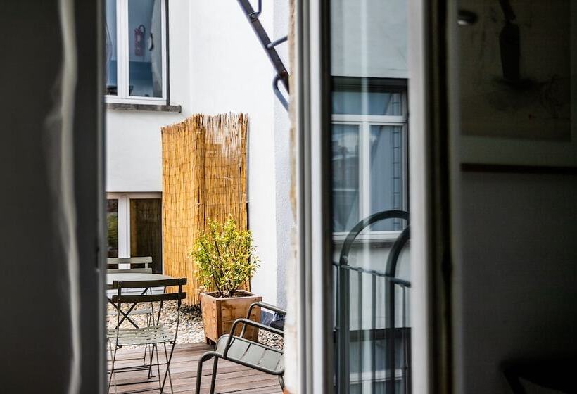 غرفة تنفيذية, Julien