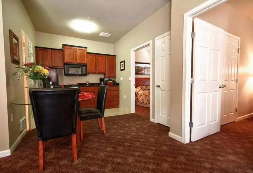 スイート, Stratford Suites Spokane Airport