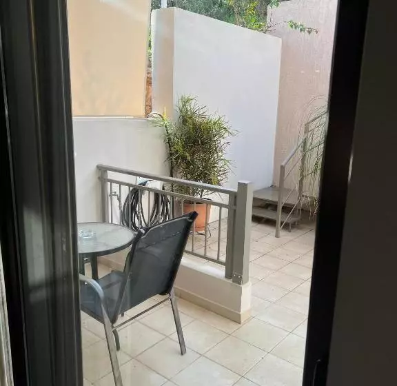 اتاق اکونومی, Aenaon Rooms