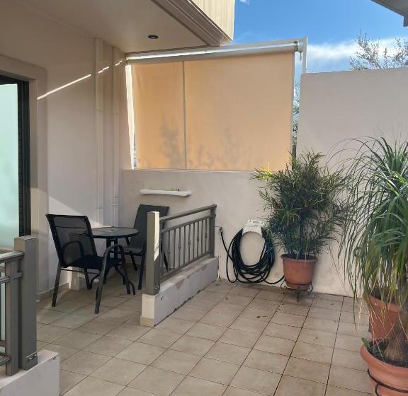 이코노미 룸, Aenaon Rooms