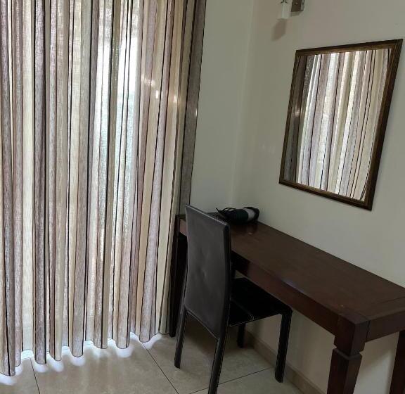 이코노미 룸, Aenaon Rooms