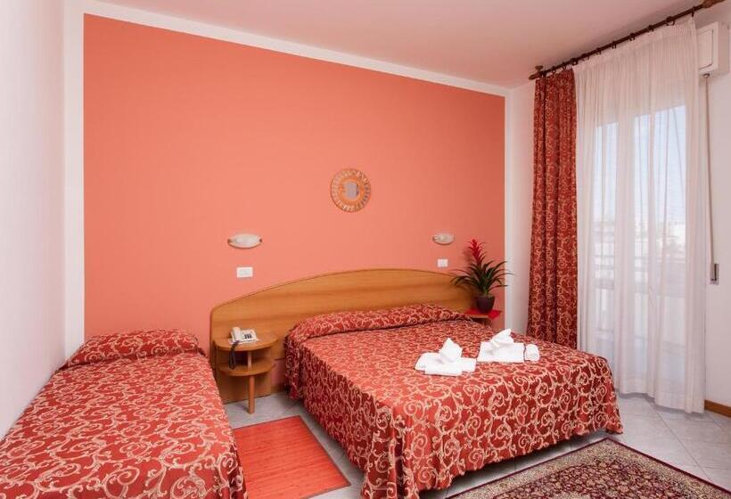 اتاق استاندارد سه تخته با بالکن, Bahama