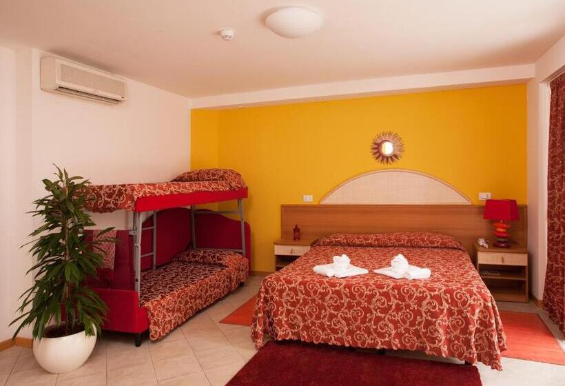 اتاق استاندارد چهارنفره با بالکن, Bahama