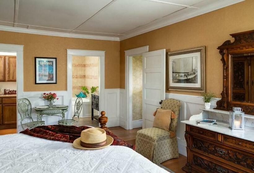 Люкс с Балконом, Captain Nickels Inn