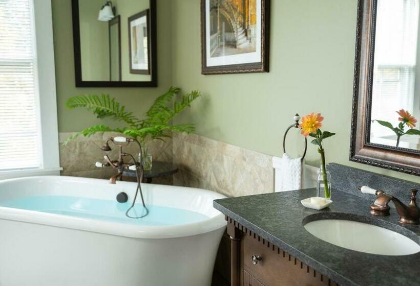 Люкс с Балконом, Captain Nickels Inn