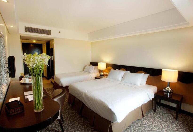 Quarto Triplo Deluxe, Elizabeth Cebu