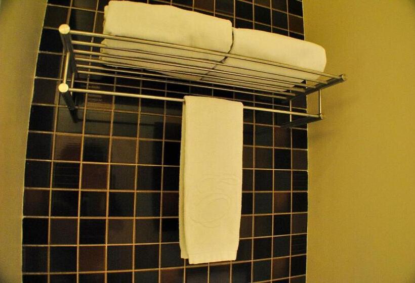 주니어 스위트, Elizabeth Cebu